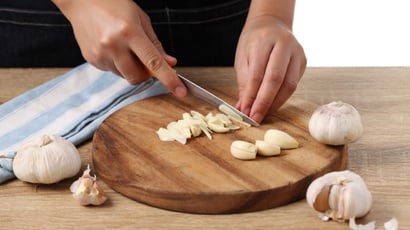 Ail, oignon, : le réflexe tout simple de ce chef pour enlever les odeurs tenaces sur vos mains