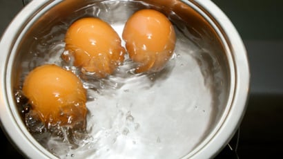 Cette technique de cuisson sans eau bouillante permet d'obtenir des œufs durs parfaitement écalés