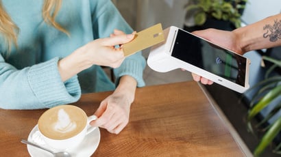 Les restaurateurs parisiens font marche arrière : cette pratique très décriée au moment de l'addition recule