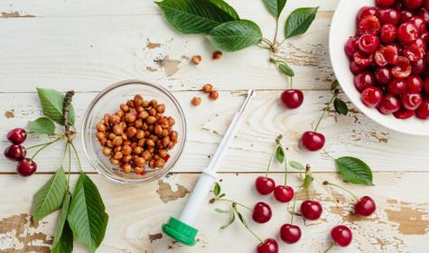 Comment dénoyauter rapidement des cerises avec ou sans dénoyauteur ?