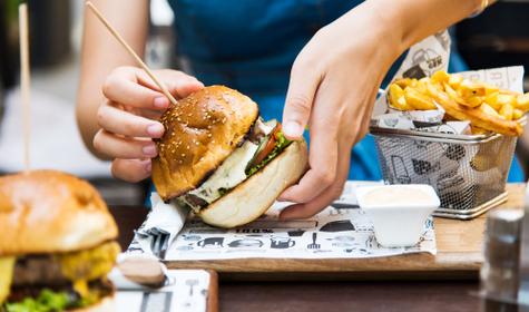 Manger 1 burger équivaut-il vraiment à prendre 25 douches ?