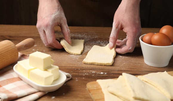 Sans lactose : par quoi remplacer le beurre pour faire une pâte feuilletée ou un gâteau ?