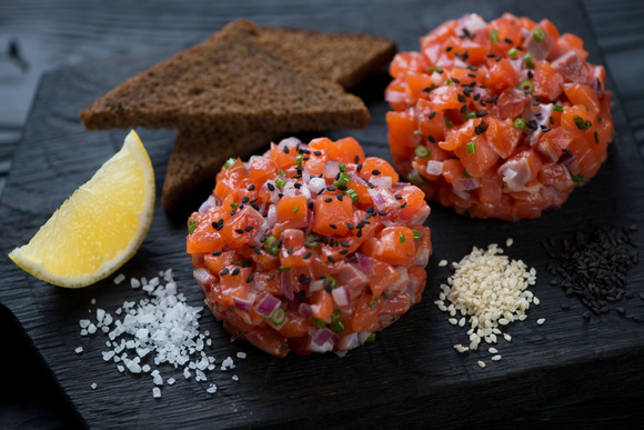 20 idées de recettes avec du saumon fumé pour votre entrée de Noël !