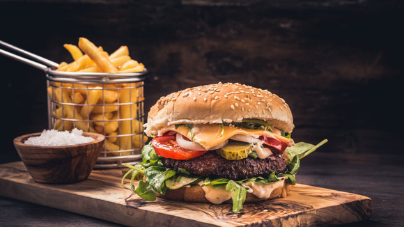 Voici à quoi ressemblait le tout premier burger de l’histoire (et il est toujours servi) !