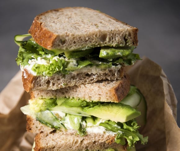 Club sandwich à l'avocat, concombre et fromage frais. 750g