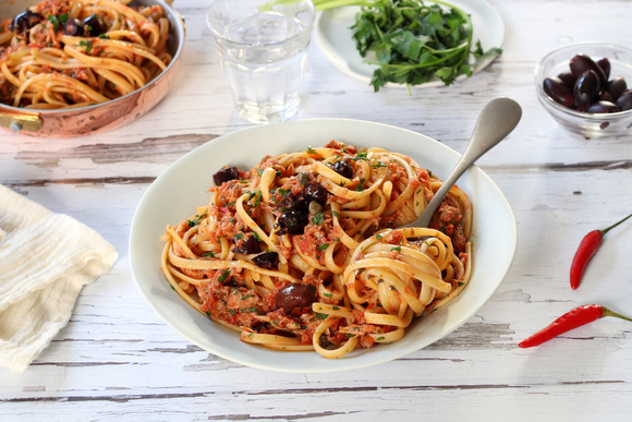 Linguine au thon, olives et câpres. Silvia Santucci