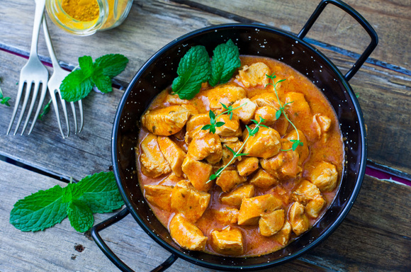 Poulet au curry express et savoureux. Adobestock