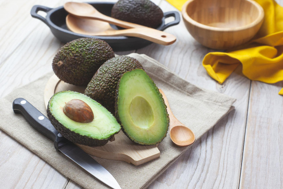 Avocat coupé : comment éviter qu’il ne noircisse ?
