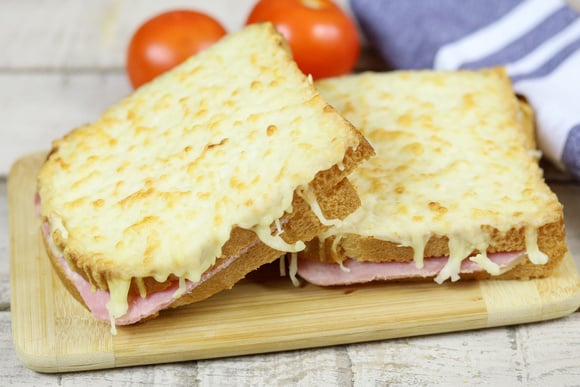 Au milieu, en diagonale : quelle est finalement la meilleure façon de couper un croque-monsieur ou un sandwich ?