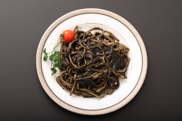 Linguine à l'encre de seiche. Adobestock