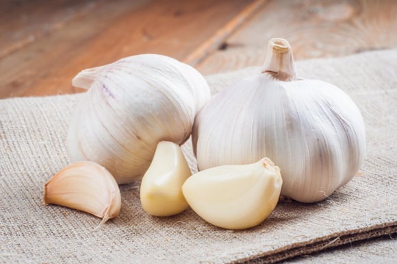 Ce chef italien révèle pourquoi votre façon de couper l'ail ruine complètement le goût de vos recettes