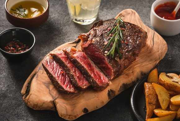 “Toujours respecter les 3 règles principales” : le chef Simone Zanoni dévoile ses conseils pour réussir une cuisson du boeuf parfaite