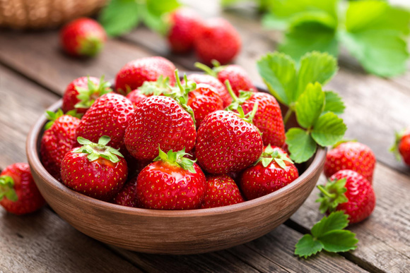 Ne jetez plus les queues de fraises : elles méritent mieux ! Voici notre recette parfaite pour les transformer