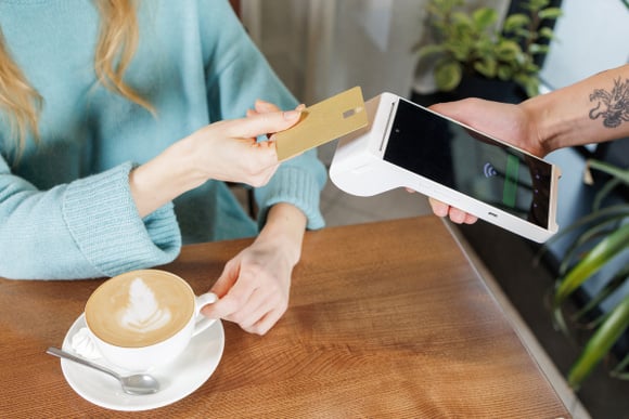 Les restaurateurs parisiens font marche arrière : cette pratique très décriée au moment de l'addition recule