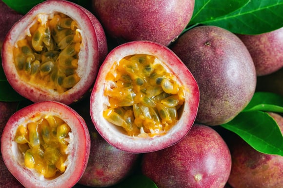 Lisse ou bosselé : comment savoir si un fruit de la passion est mûr ?