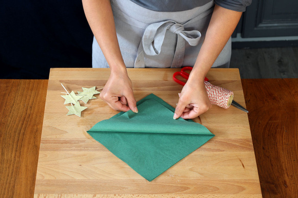 Comment faire un pliage de serviettes en forme de sapin de Noël ?