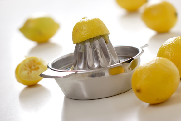 Le “citron compresse” : l’astuce du chef Denny Imbroisi pour presser directement  le jus d’un citron sans pépins dans l’assiette !