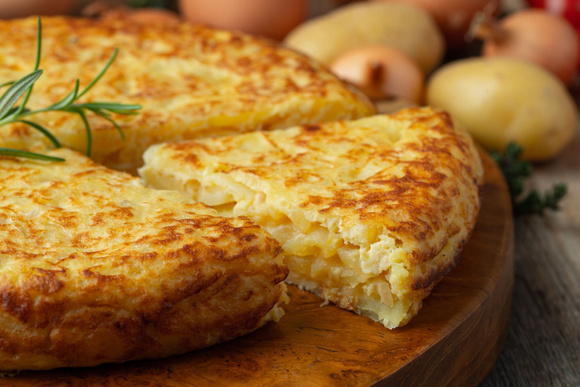 “Moi, je l’aime classique” : Cyril Lignac partage avec nous sa recette de tortilla aux pommes de terre comme en Espagne