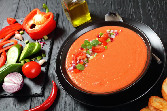 L'astuce secrète du chef étoilé Eric Frechon pour donner un goût incroyable à votre gaspacho