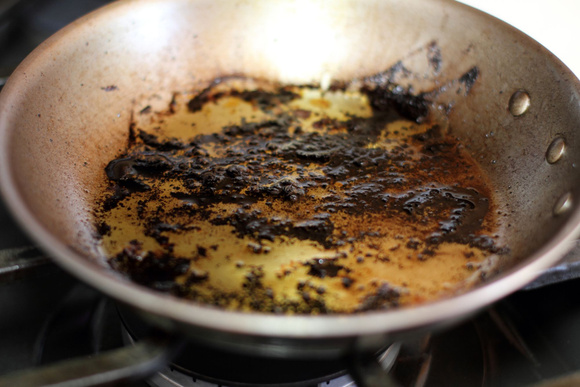 Comment venir à bout de graisse brûlée au fond d'une poêle ? Adobestock