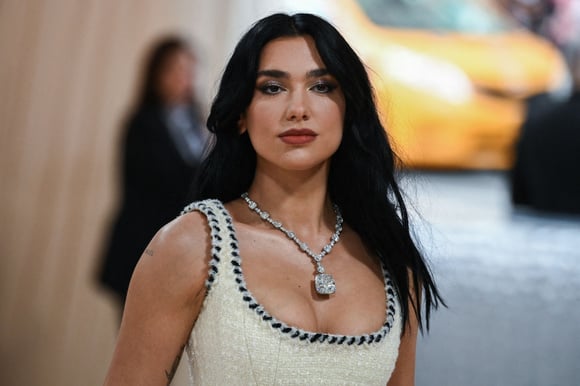Dua Lipa : la chanteuse dévoile ses 5 restaurants préférés à Paris