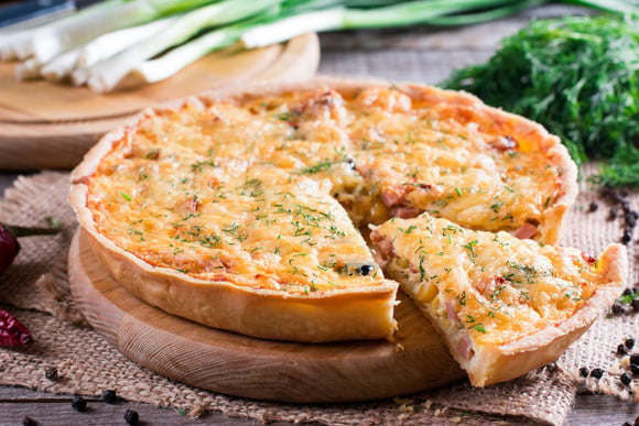 Pâte brisée ou feuilletée : quel est le meilleur choix pour la quiche ?