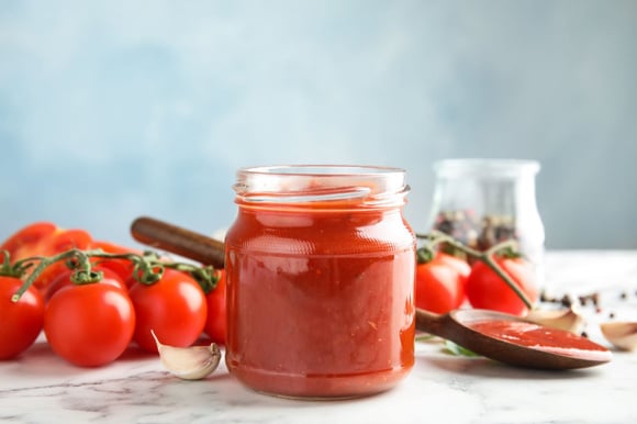 Cette petite astuce va vous permettre de conserver votre sauce tomate entamée bien plus longtemps !