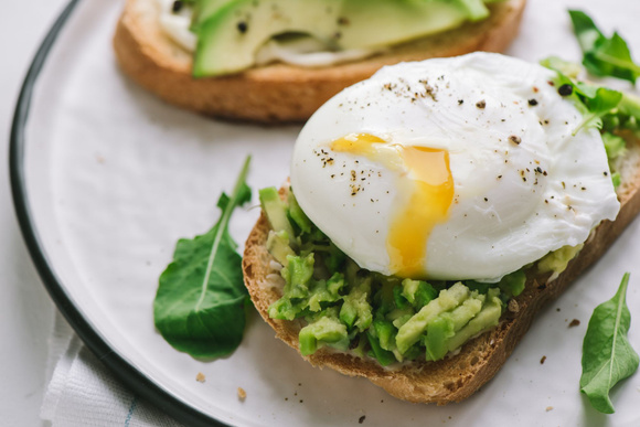 Oeuf poché. Adobestock