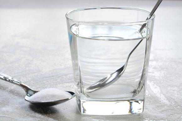 Ce que ce médecin recommande d'ajouter d'urgence à votre eau pour faire face aux fortes chaleurs