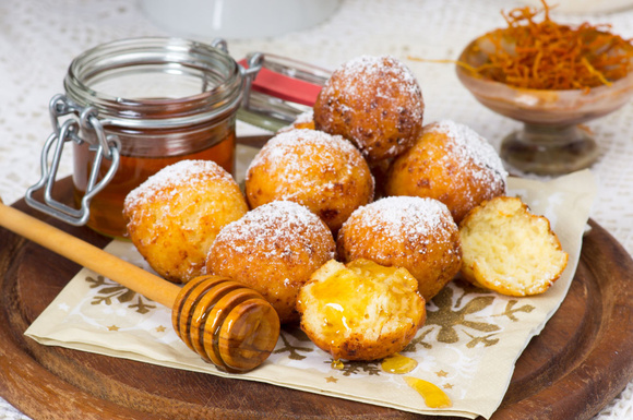 “Le goûter estival de mon enfance” : François-Régis Gaudry partage sa recette familiale de beignets à la menthe et au miel