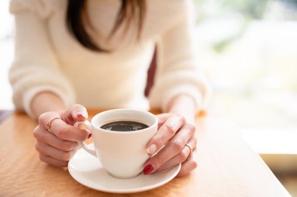 Le café empêche-t-il vraiment de dormir ? Des experts répondent !