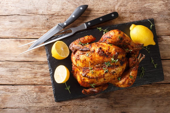 Ce petit geste ne trompe pas ! Cet expert dévoile son astuce pour vérifier si votre poulet rôti est bien cuit