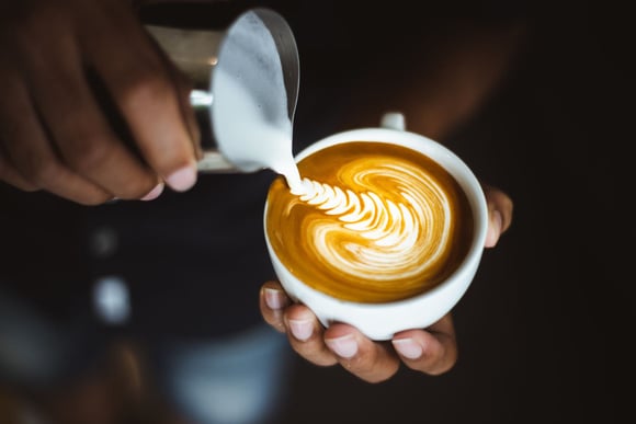Les trucs et astuces pour dessiner sur votre mousse de cappuccino