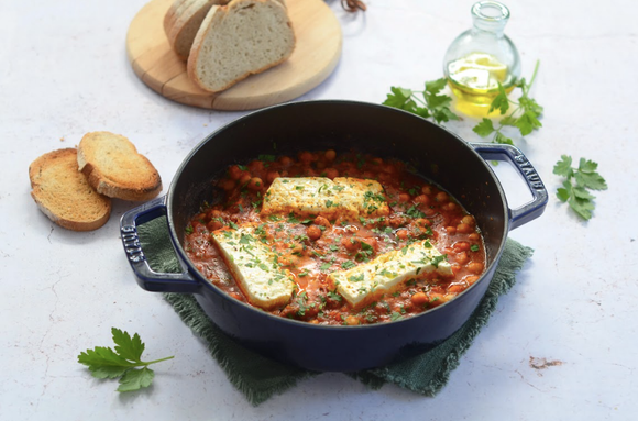 “Rapide et efficace, un délice” : cette recette de feta rôtie aux pois chiches se prépare en 15 minutes top chrono