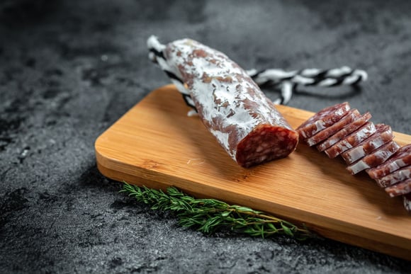 Attention : Un saucisson vendu en supermarché rappelé dans toute la France pour contamination à la salmonelle