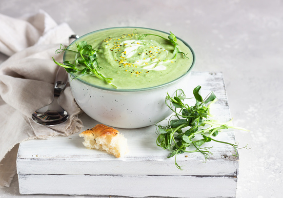 Oubliez le guacamole, cet été optez pour ce velouté glacé à l’avocat, prêt en 5 minutes