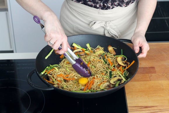 Tables de cuisson à induction : ça change quoi par rapport aux plaques électriques ou à la cuisson au gaz ?