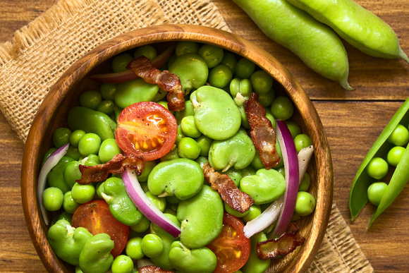 Salade de fèves. Adobestock