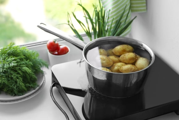 Si vous êtes pressé, vous pouvez précuire les pommes de terre. Adobestock