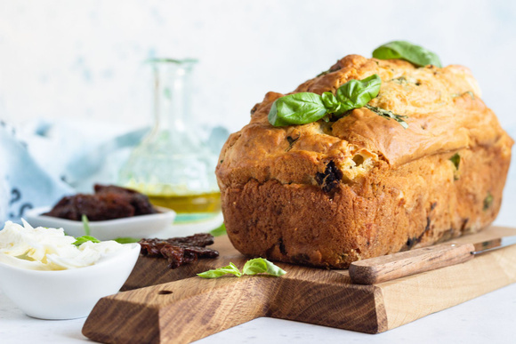 Cake tomates séchées, mozzarella, jambon de parme - Adobestock 
