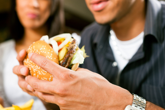 “Il ne faut surtout pas faire ça” : ce geste absolument éviter après un repas très calorique, selon ce médecin
