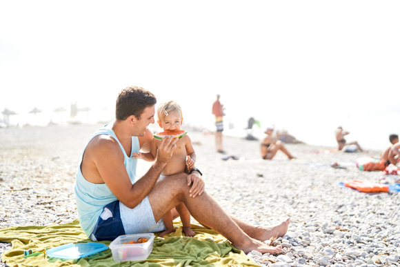Protégez-vous du soleil pendant les heures chaudes. Adobestock