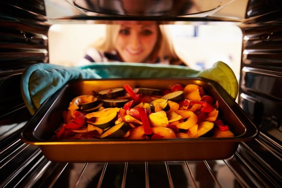 Laisser refroidir un plat dans le four toute la nuit : cela est-il sans risque pour la santé ?