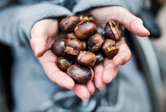 Oubliez les marrons chauds difficiles à éplucher : l'astuce magique au micro-ondes pour les peler en 30 secondes chrono