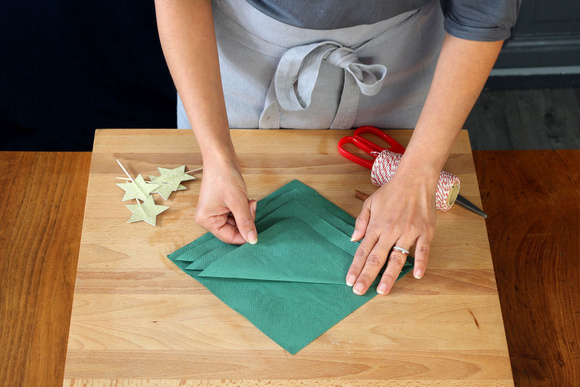 Comment faire un pliage de serviettes en forme de sapin de Noël ?
