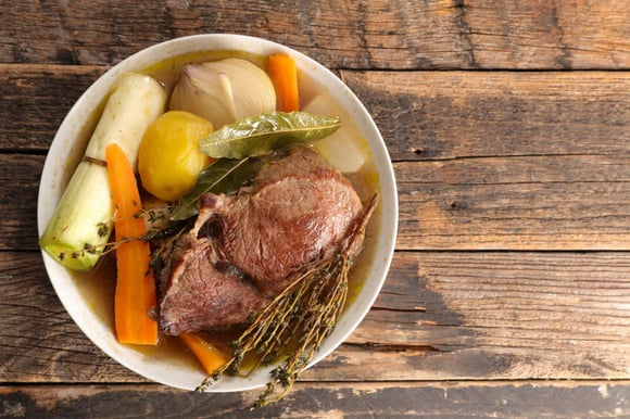 “Vous connaissez le ronron ?” : Cyril Lignac dévoile sa recette de pot-au-feu et sa manière d’en faire un 2ème plat, comme sa maman