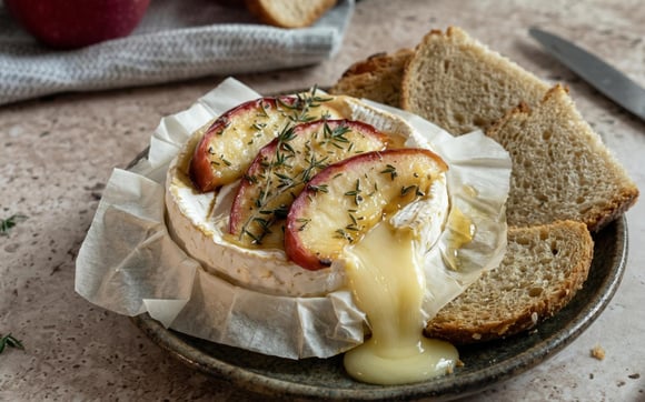 Ce camembert rôti avec seulement 3 ingrédients est le dîner express parfait pour se régaler