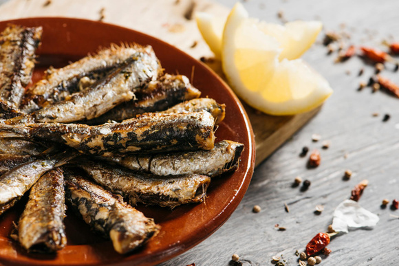 Comment recevoir avec moins de 5 € ? Nos 3 recettes à base de sardines en boite pour l'apéritif !