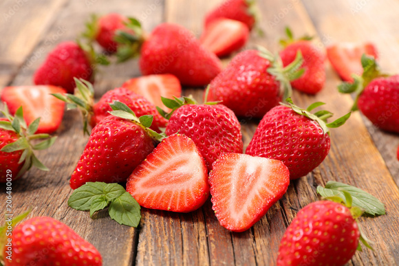 @ Adobe Stock/ La fraise agit pour la santé du cœur. 