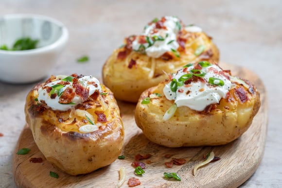 Pommes de terre au four et crème épaisse / Stock-Adobe